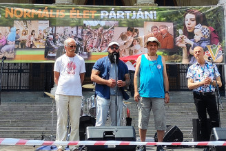 Oltatlansági igazolványt hirdettek Gődényék a Kossuth téren