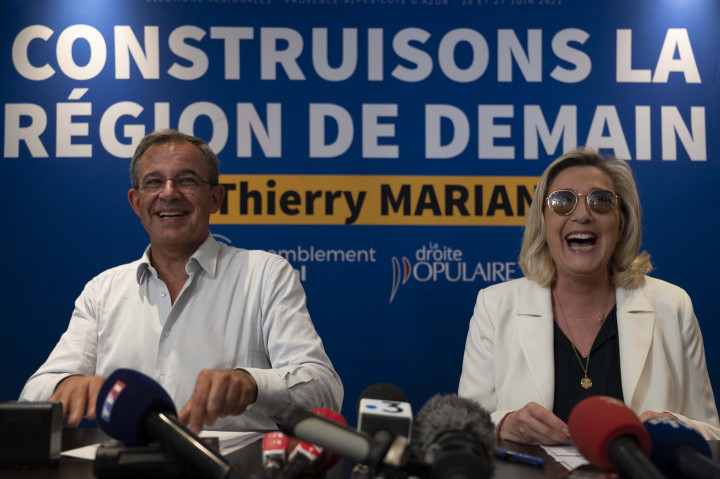 Marine Le Pen Thierry Marianival, a Nemzeti Tömörülés Provence-Alpes-Côte d'Azur régióban indított, a jobbközép Köztársaságiaktól „igazolt” jelöltjével a kampányhajrában – Fotó: CHRISTOPHE SIMON / AFP