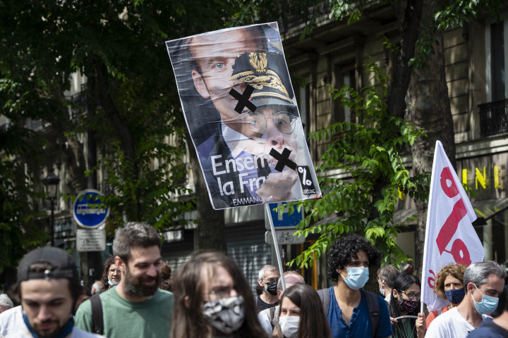 Június elején országszerte tartottak tüntetéseket a szélsőjobb ellen baloldali franciák. A tüntetéseken Macront bíráló táblák is felbukkantak – Fotó: HUGO PASSARELLO LUNA / HANS LUCAS / HANS LUCAS VIA AFP