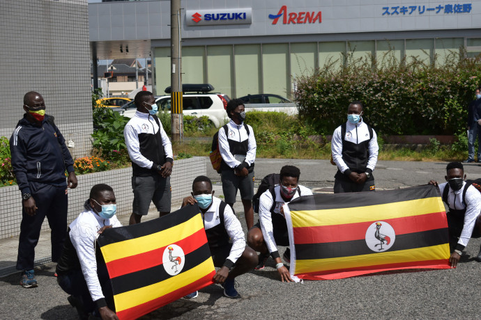 Az ugandai küldöttség fotózkodik OszakábanFotó: Jiji Press/AFP
