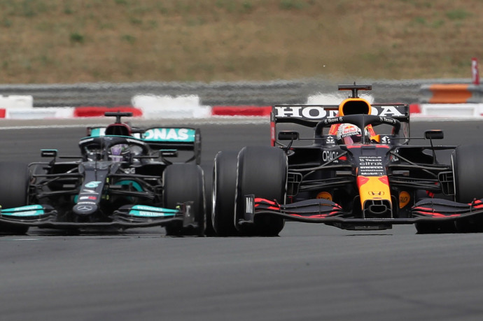 Verstappen a saját fegyverével verte Hamiltont, óriási taktikával övé a Francia Nagydíj