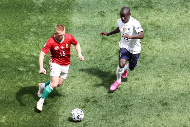 Kleinheisler László és N'Golo Kanté párharca a magyar-francia Eb-csoportmeccsen – Fotó: Huszti István / Telex