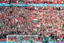 Huhogás, rasszista bekiabálás miatt vizsgálja a magyar-francia meccset az UEFA