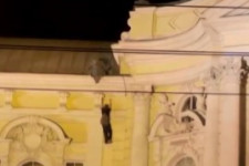 A Vígszínház homlokzati párkányán mászott egy ember, majd lezuhant az épületről