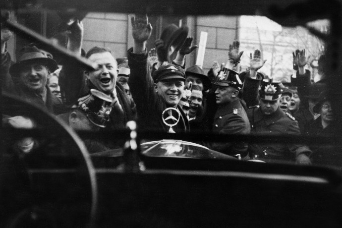 A Mercedes-Benz emelvényes páncélautót gyártott Hitlernek, hogy a diktátor magasabbnak tűnjön