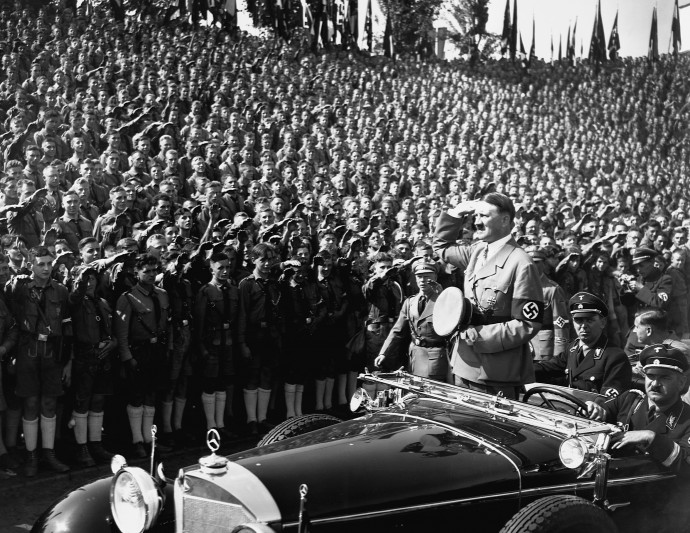 Hitler egy felvonuláson Mercedes G4 autójában – Fotó: Corbis / Getty Images