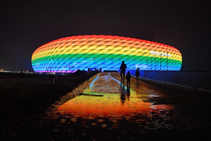 Szijjártó reagált a müncheni stadion szivárványszínű kivilágítására, károsnak tartja a sport és a politika összekeverését