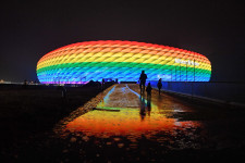 Szijjártó reagált a müncheni stadion szivárványszínű kivilágítására, károsnak tartja a sport és a politika összekeverését