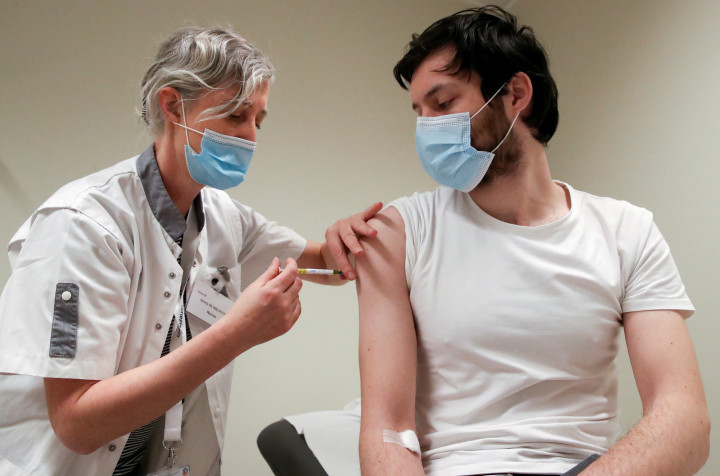 Egy önkéntes kap egy adag CureVac-vakcinát vagy placebót a CureVac cég által végzett vizsgálat során 2021. március 2-án – Fotó: Yves Herman / Reuters