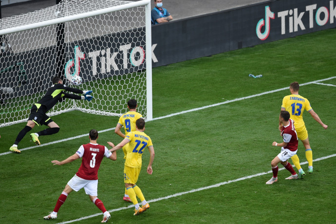 Az osztrák Baumgartner gólja a bukaresti Ukrajna–Ausztria Eb-mérkőzésen június 21-én – Forrás: Mihai Barbu / POOL / AFP
