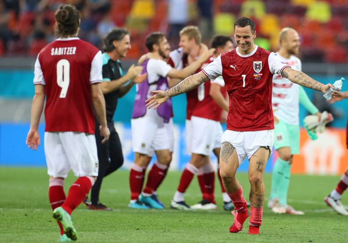 Osztrák játékosok ünnepelnek az 1-0-ra megnyert bukaresti Ukrajna–Ausztria Eb-mérkőzés után június 21-én – Forrás: Marko Djurica / POOL / AFP