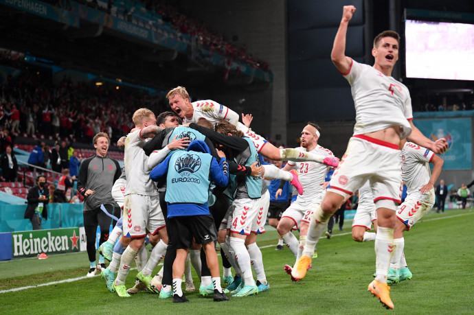 Az extázisba kerülő dánok 4-1-re verték Oroszországot, a belgákkal együtt jutottak tovább