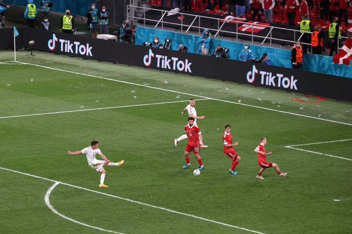 Joakim Maehle lövése után 4-1-re vezetett Dánia Oroszország ellen a futball-Eb-n – Fotó: Hannah McKay/Getty Images