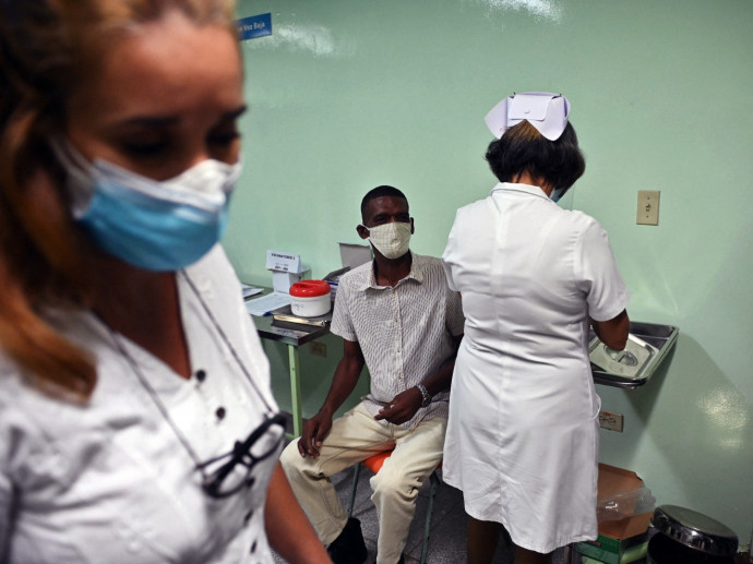 Egy egészségügyi dolgozót oltanak be az Abdala második dózisával Cienfuegosban – Fotó: Yamil Lage / AFP