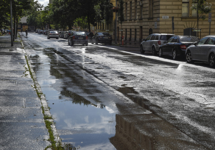 Vizes aszfalt és tócsák eső után Kőbányán, az Állomás utcában 2020 júniusábanFotó: Róka László/MTVA
