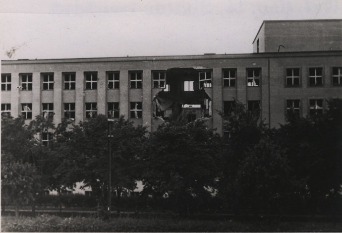 A Postapalota Rákóczi körút felőli oldala az 5. bomba robbanása okozta károkkal (B. Stenge Csaba gyűjteményéből)
