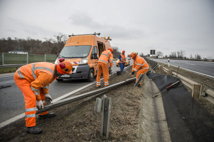 Javítják a szalagkorlátot az M1-es autópályán – Fotó: Bodnár Boglárka / MTI