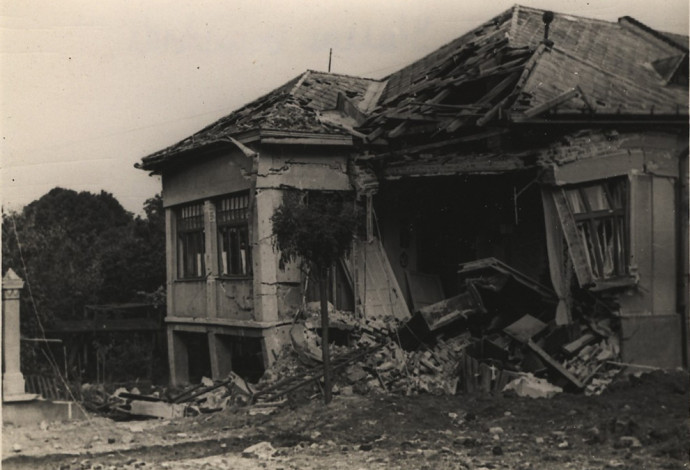 A 17. bomba a Kölcsey u. 3. számú házat érte (B. Stenge Csaba gyűjteményéből)