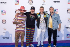 Zokogó fiatal anyukák, szevasztok: egy fellépésre összeállt a Backstreet Boys és az 'N Sync fele