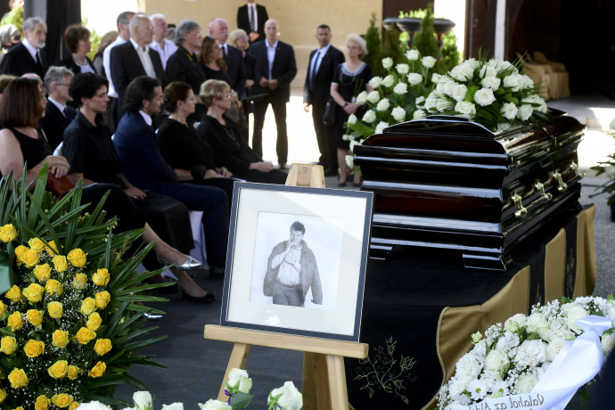 Jankovics Marcell portréja és koporsója a nemzet művésze temetésén a Farkasréti temetőben 2021. június 22-én. Fotó: MTI/Koszticsák Szilárd
