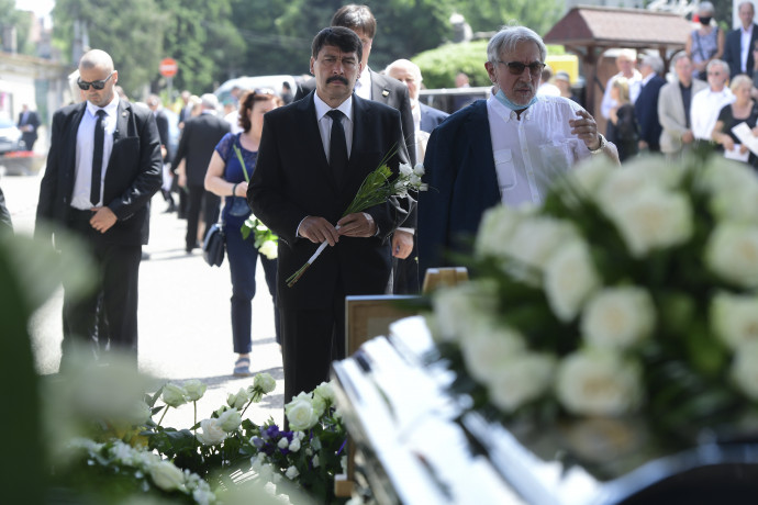 Áder János köztársasági elnök Jankovics Marcell temetésén a Farkasréti temetőben 2021. június 22-én. Fotó: MTI/Koszticsák Szilárd