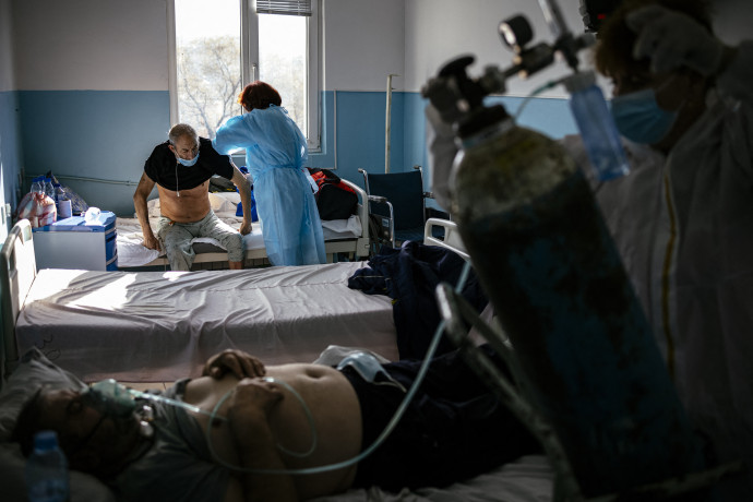 Koronavírusos betegeket ápoló osztály egy bulgáriai kórházban 2021 januárjában – Fotó: Dimitar Dilkoff / AFP