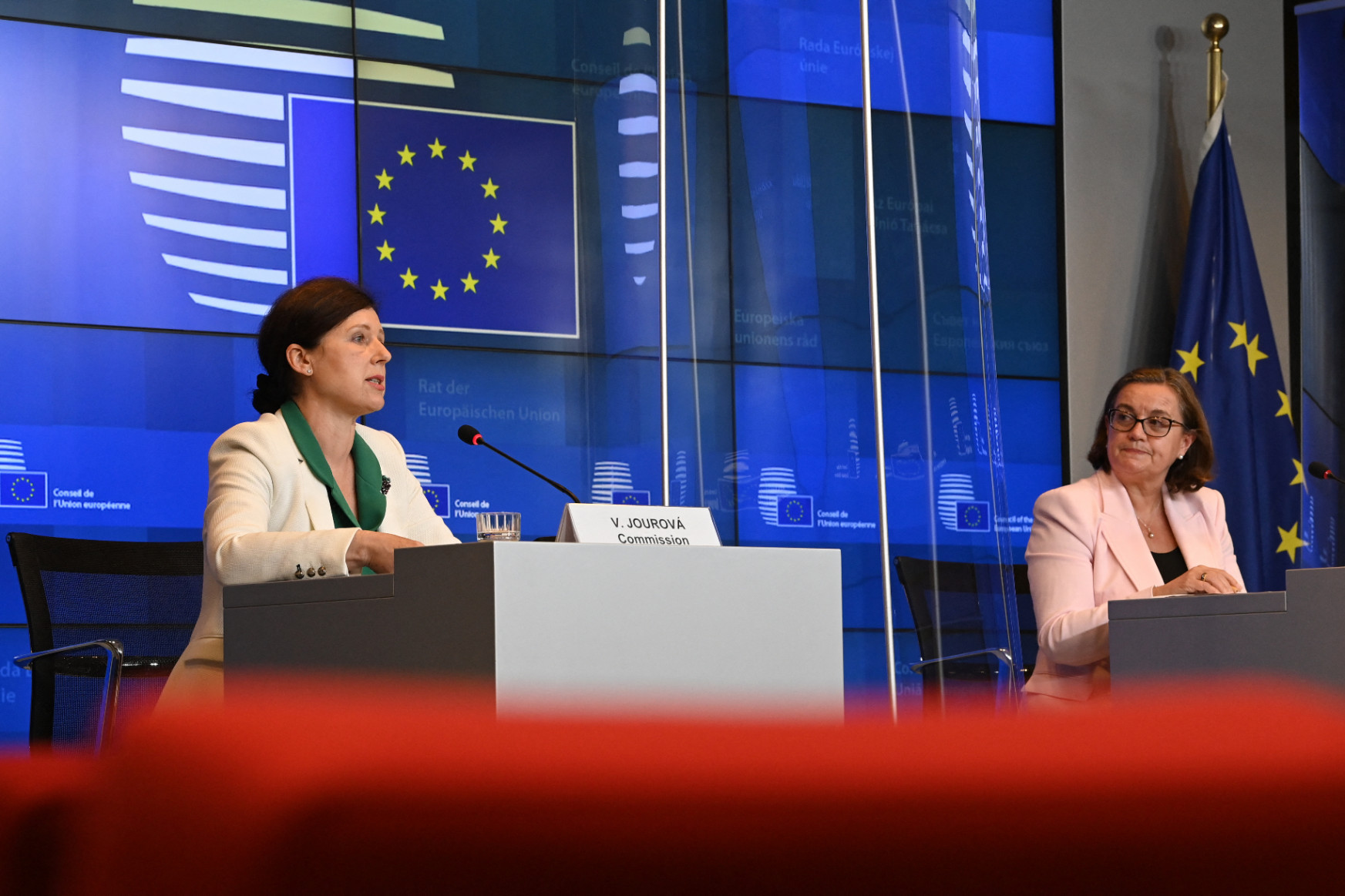 Vizsgálja az Európai Bizottság, hogyan sérti az uniós jogot a melegellenes törvény