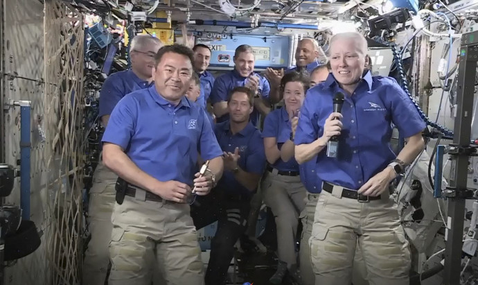 Shannon Walker, a NASA űrhajósa és az Expedition 64 fedélzeti mérnöke átadja az ISS parancsnokságát a Japán Űrkutatási Ügynökség (JAXA) űrhajósának, Hoside Akihikónak a Nemzetközi Űrállomáson 2021. április 27-én – Fotó: HANDOUT / NASA TV / AFP
