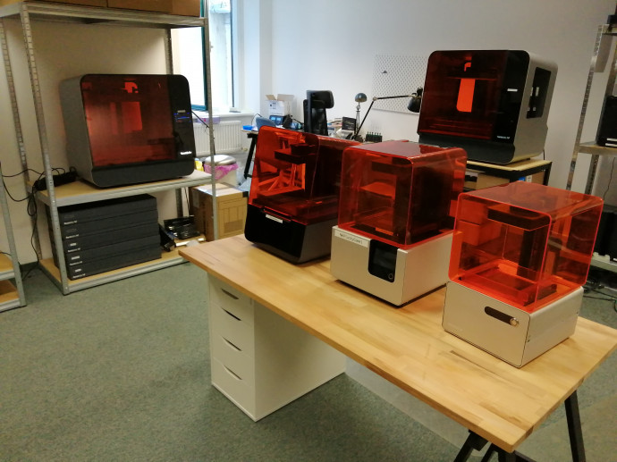 Különböző méretű és technológiájú nyomtatók a Formlabs irodájában.