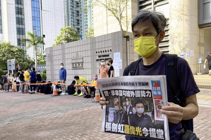 Már hat újságírót vettek őrizetbe a független Apple Dailytől Hongkongban, a lap megszűnik
