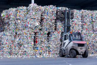 Kötelező adatbázissal és újrahasznosított PET-palackokkal szigorodik tovább az egyszer használatos műanyagok szabályozása