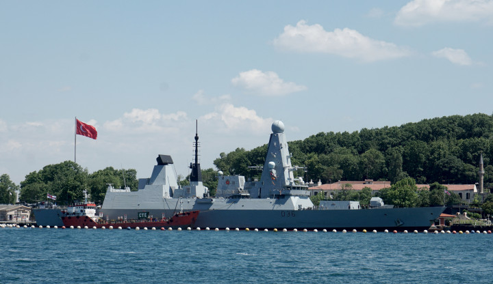Az HMS Defender egy török kikötőben 2021. június 9-én – Fotó: Mehmet Kara / Anadolu Agency / Anadolu Agency via AFP