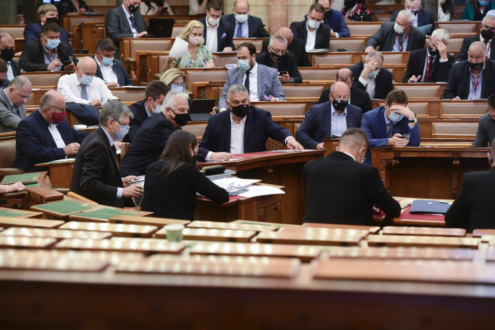 Lawmakers voting on the bill in the Hungarian Parliament on 15 June, 2021 – Photo: Szilárd Koszticsák / MTI