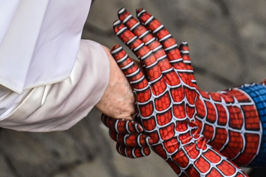 Fotó: VATICAN MEDIA / AFP és Alberto PIZZOLI / AFP