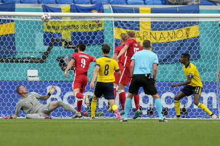 Robert Lewandowski fejel kapufát a svédek elleni Eb-meccs 17. percében – Fotó: Dmitry Lovetsky / POOL / AFP