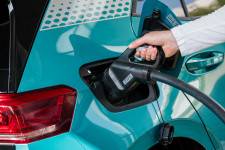 Hamarabb kerekedhetnek felül az elektromos autók a benzineseken