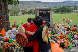 Újabb több száz őslakos gyerek sírját találták meg egy kanadai bentlakásos iskolánál
