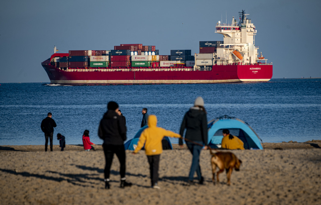 Szállítmányozó hajó halad el a németországi Kiel strandja mellett a Balti-tengeren 2020 novemberében – Fotó: Axel Heimken / DPA Picture-Alliance / AFP
