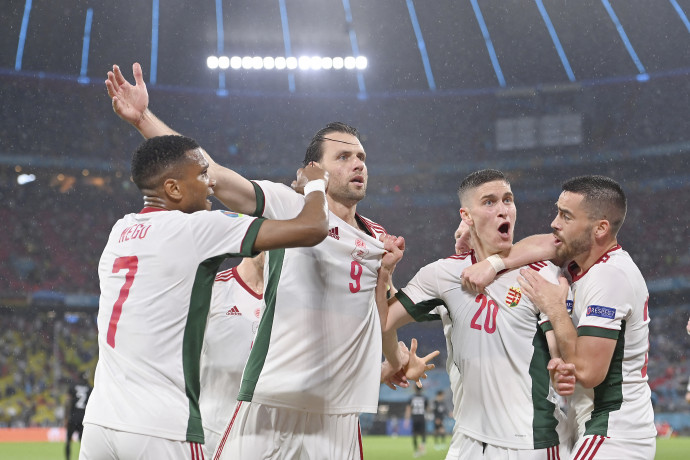 Szalai Ádámot ünneplik a társai a németek ellen szerzett gólja után – Fotó: Frank Hoermann / Sven Simon / dpa Picture-Alliance via AFP