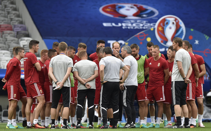 Bernd Storck szövetségi kapitány (k) beszél játékosaihoz a magyar labdarúgó-válogatott edzésén a franciaországi Toulouse-ban 2016. június 25-én – Fotó: Illyés Tibor / MTI