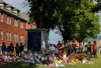 751 jelöletlen sírt találtak egy volt bentlakásos iskola területén Kanadában