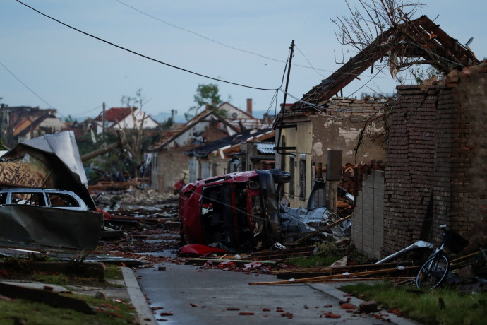 Megtépázott házak, kigyulladt autó – videón a csehországi tornádó pusztítása