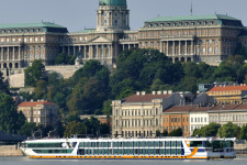 Megérkeztek az első szállodahajók Magyarországra