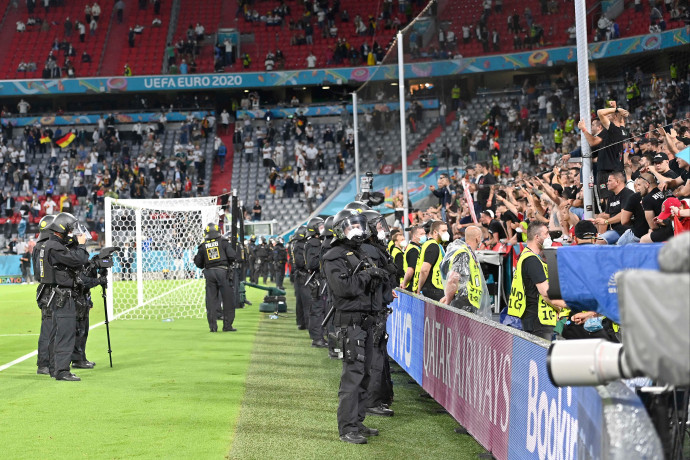 A német–magyar meccs miatt is fegyelmi vizsgálatot indított az UEFA, homofób rigmusok állhatnak a háttérben