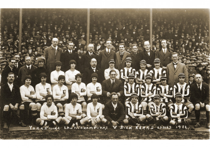 A Yorkshire Lady Champions és a Dick, Kerr Ladies csapatáról készült képeslap 1921-ből. Lily Parr a középső sor jobb szélén – Fotó: National Football Museum