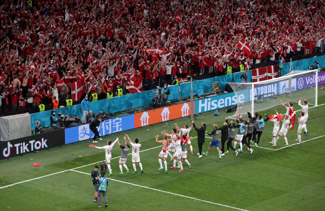 A dán válogatott az oroszok elleni győztes meccs után – Fotó: Hannah McKay – Pool / Getty Images