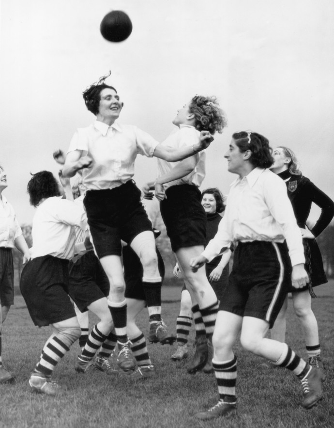 A Preston Ladies felkészülő edzése a Belgian Ladies elleni nemzetközi mérkőzésre és a skóciai játéksorozatra 1939 májusában – Fotó: Fox Photos / Hulton Archive / Getty Images