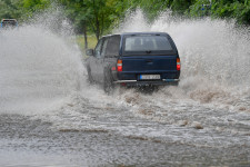 Másod- és harmadfokú riasztás: a fél országban jön a zivatar, jégeső és akár 120 km/órás szél