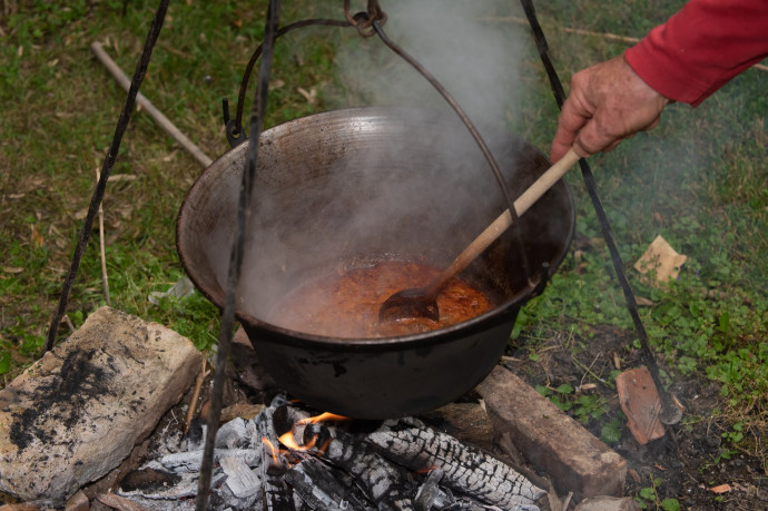 A lehetetlenre vállalkozik, aki megpróbálja elmondani, mi az a gulyás