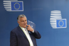 Orbán több tiszteletet kér, Merkel sose látott még ilyen „kemény tárgyalást”, mint most, a melegellenes törvény miatt